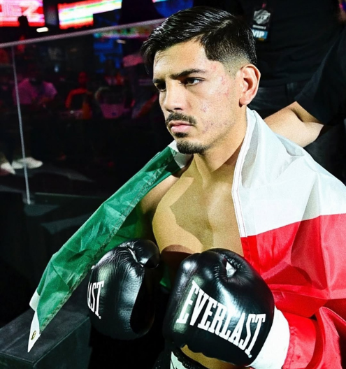 Giovanni Marquez wearing Mexican flag and Everlast gloves before a boxing match