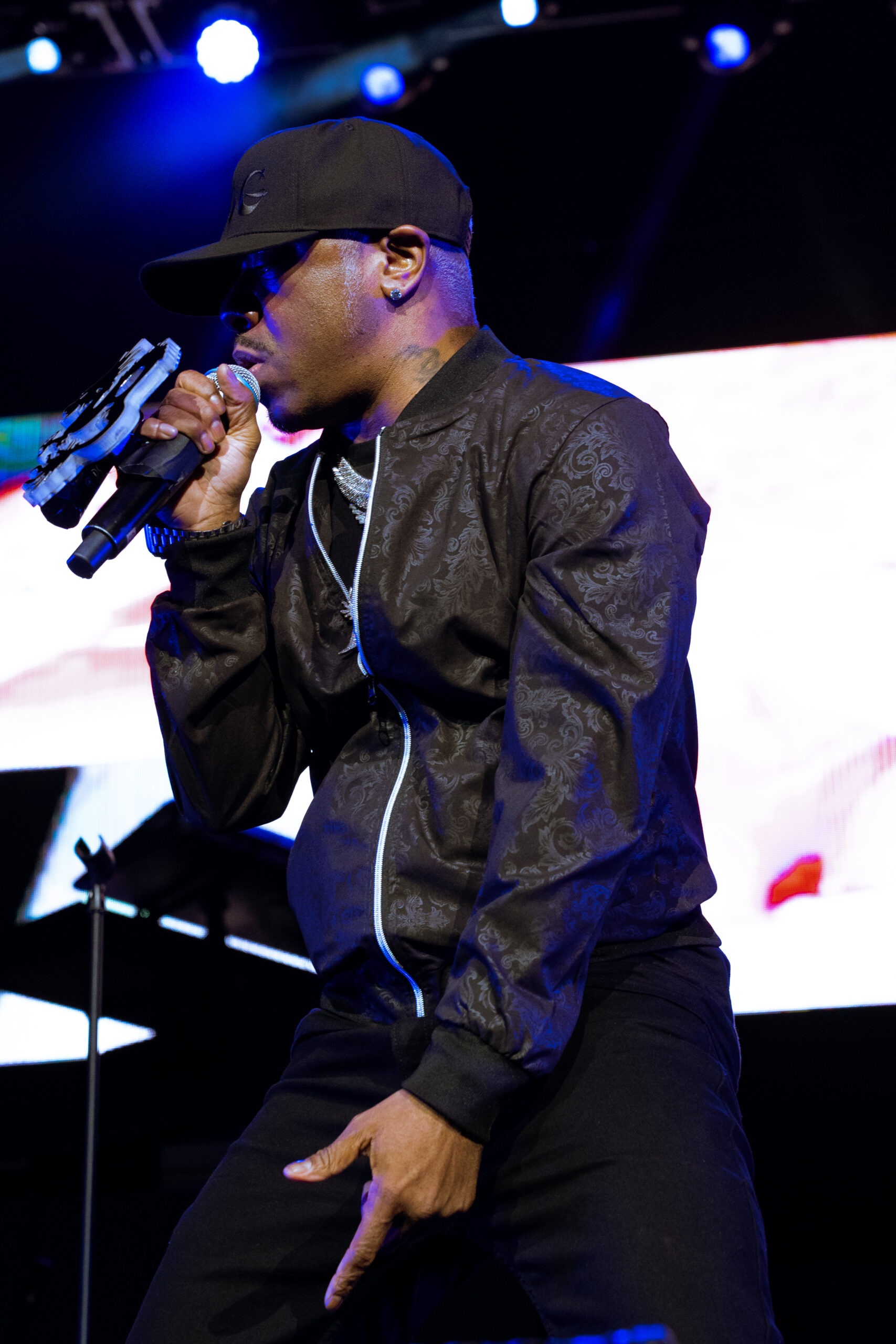 Fans enjoying The R&B Lovers Tour inside Toyota Center